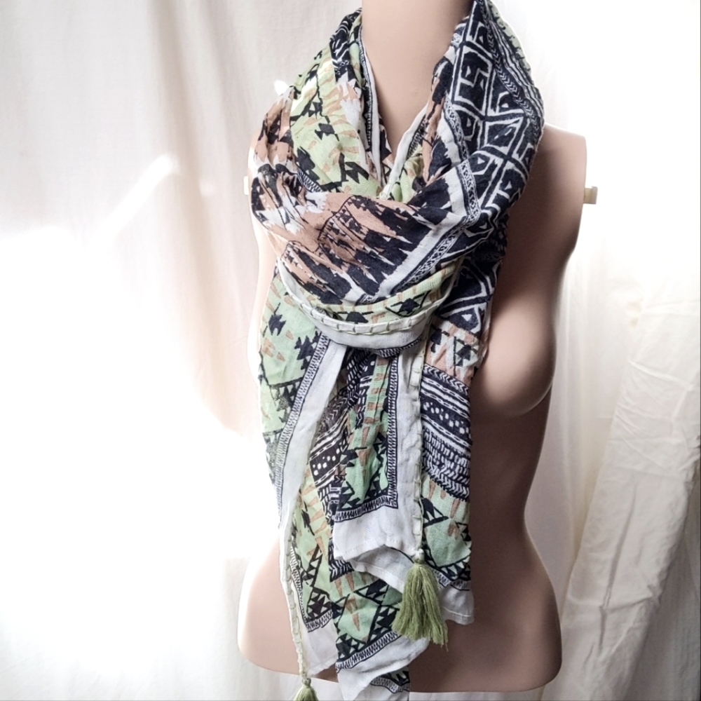 NWT BCBGeneration Green and White Aztec patterned Lightweight Wrap or Scarf